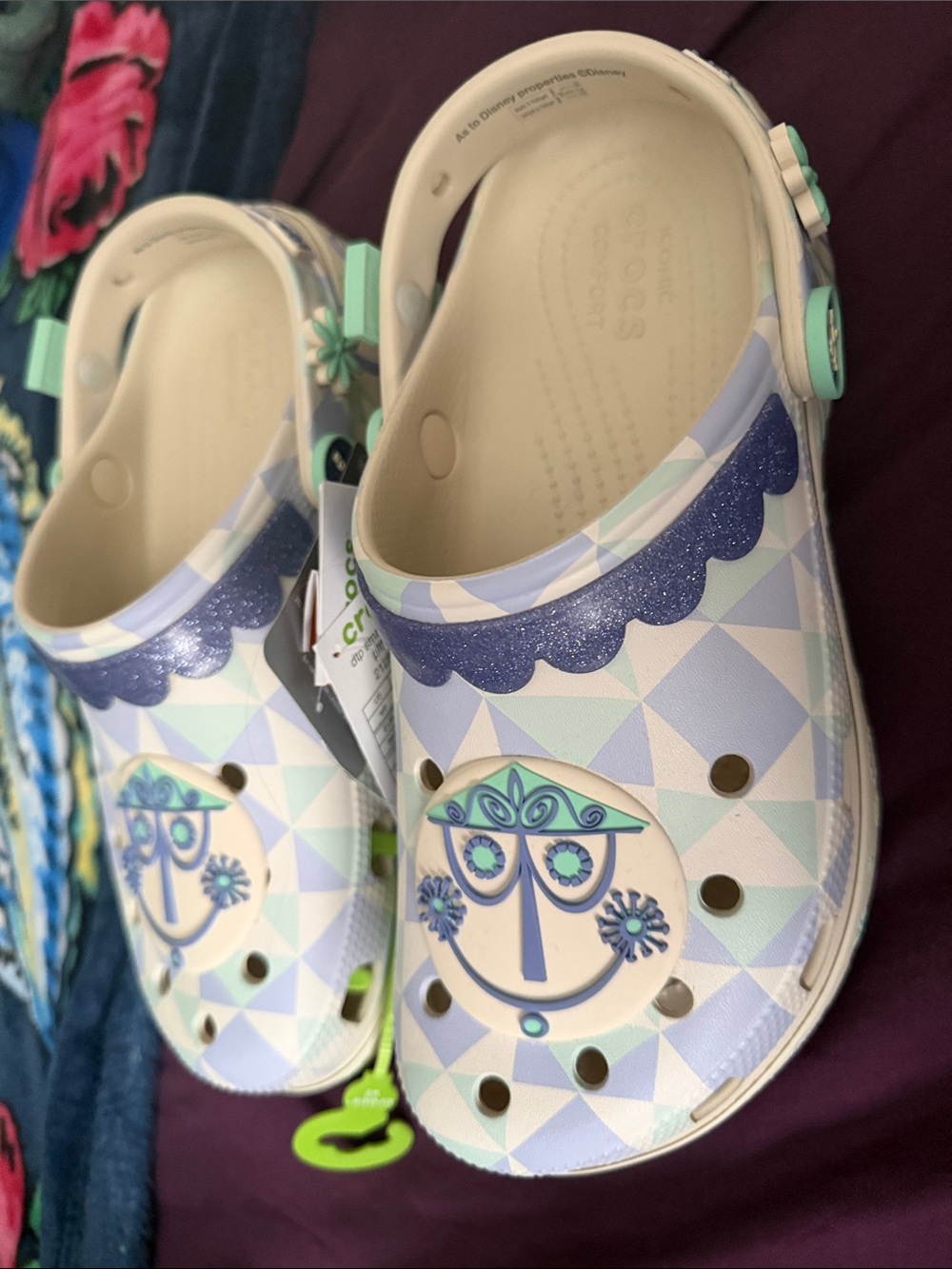 Crocs adults Patterned Clogs in Light Blue and Lavender